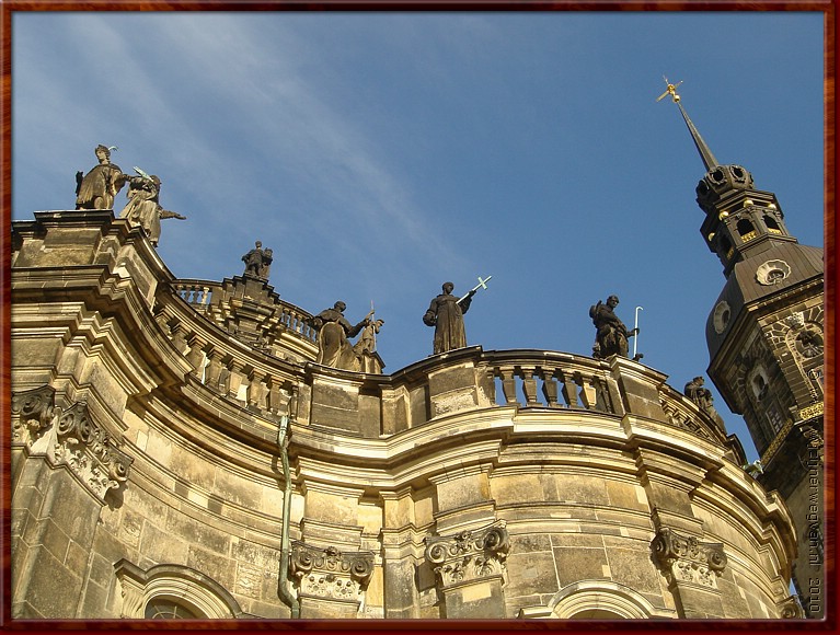 17 - Dresden - Hofkirche - De kathedraal is getooid met 78 beelden van heiligen en keurvorsten.jpg