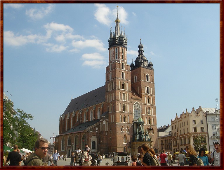 04 - Krakow - Met de Mariakerk en haar ongelijke torens.jpg