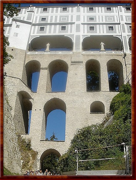 16 - Cesky Krumlov - Gelaagde brug bij het kasteel.jpg