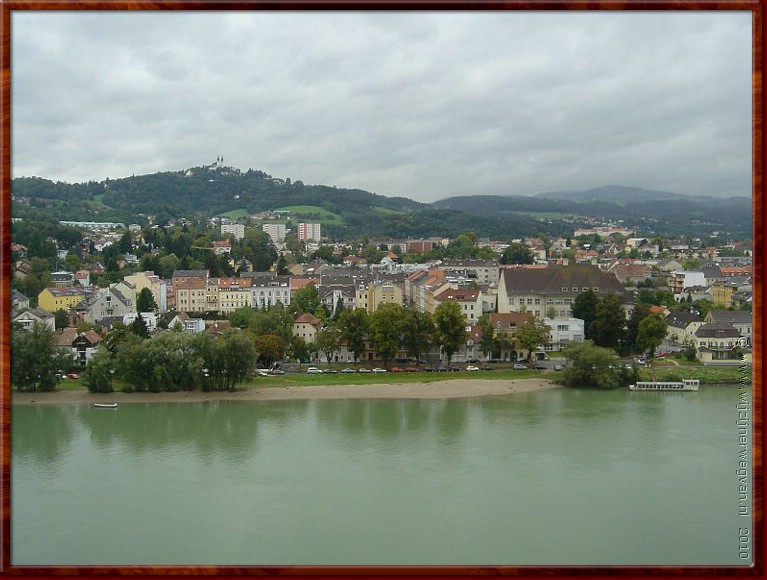 31 - Linz - Schone grune Donau.jpg