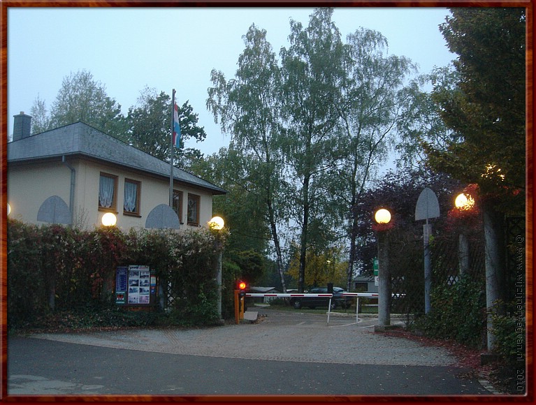 2 - Esch sur Alzette - Bij rood licht is het verboden door de slagbomen te rijden!.JPG