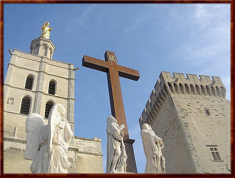 19 - Avignon - Cathdrale Notre-Dame des Doms - Verhip, net hing ie er nog.jpg