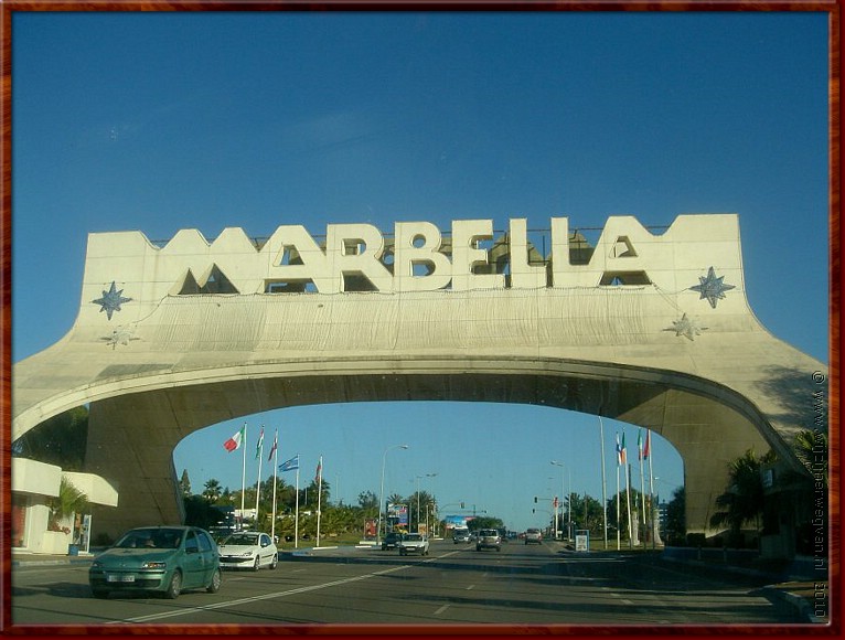020 - Marbella - Overdreven plaatsnaambordjes hebben ze hier.jpg