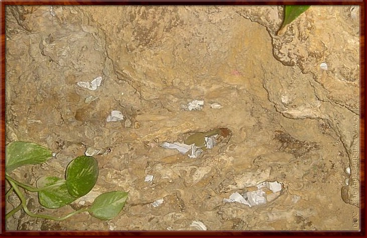 066 - Mijas - Kapel van de Maagd van de Rots - Briefjes in de rotswand met verzoeken aan de Maagd.jpg