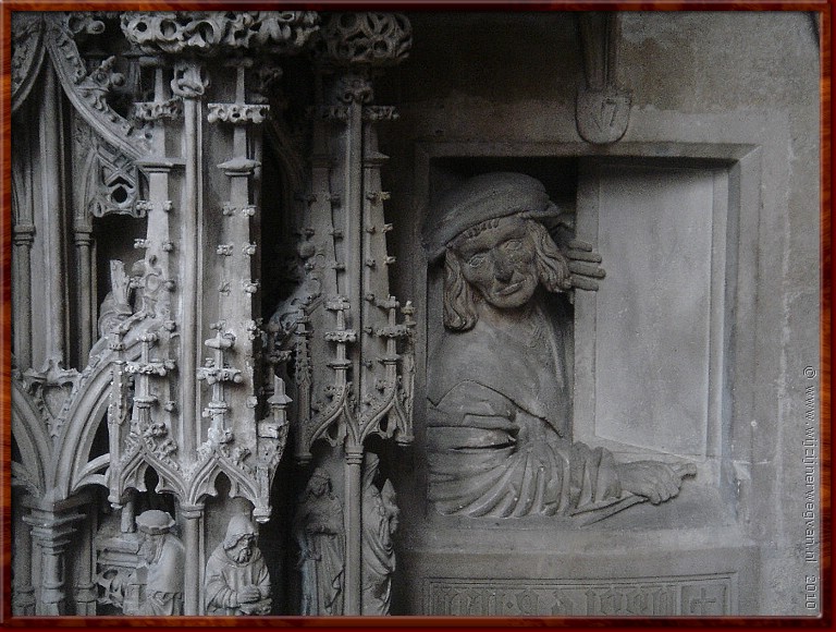 16 Wenen - Stephansdom - De beeldhouwer zelf houdt een oogje in het zeil.jpg