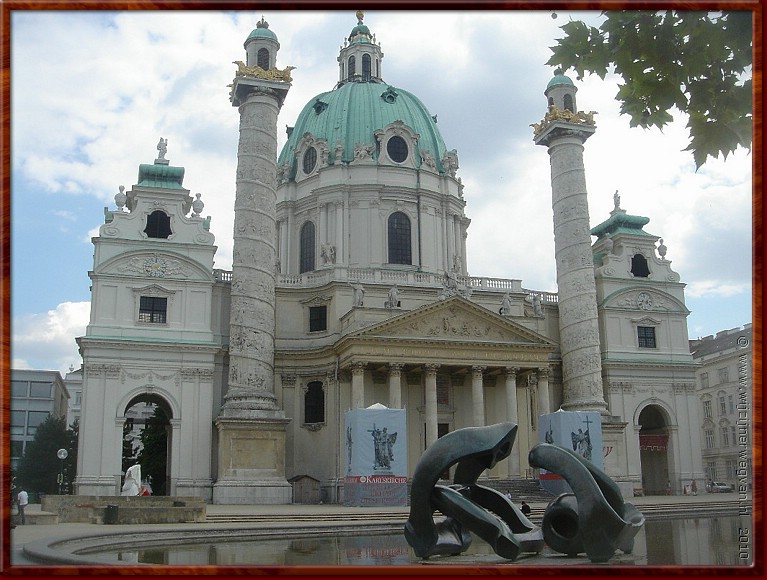 40 Wenen - Karlskirche - Gebouwd om het einde van de pestepidemie van 1713 te vieren.jpg