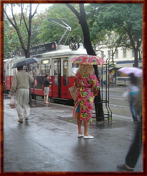 58 Wenen - Modieus in de regen.jpg
