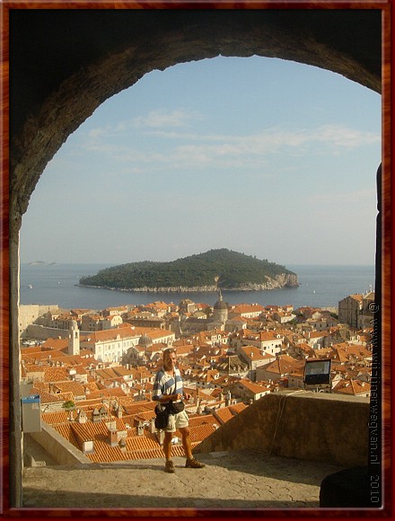 18 Dubrovnik - Vanaf de stadsmuur.JPG