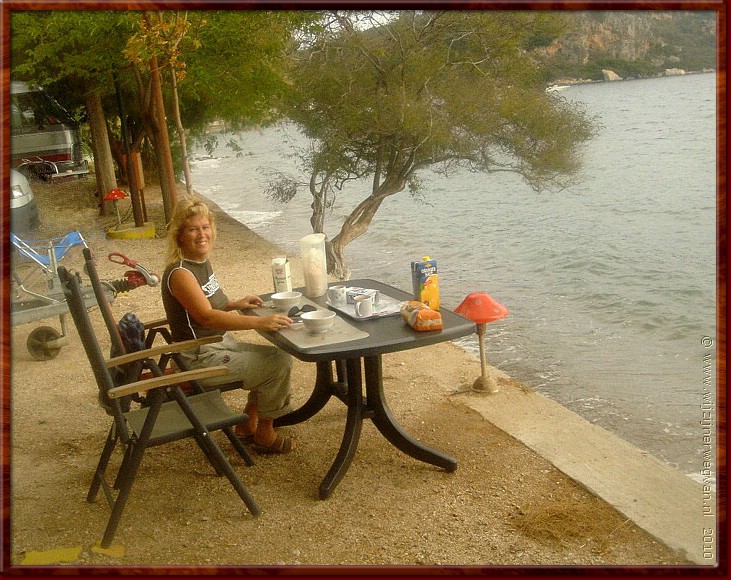 05 Epidavros - Bij eb kunnen we op het strand eten.jpg