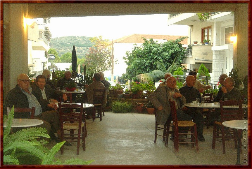 14 Epidavros - De mannen treffen elkaar dagelijks in de taverna.jpg