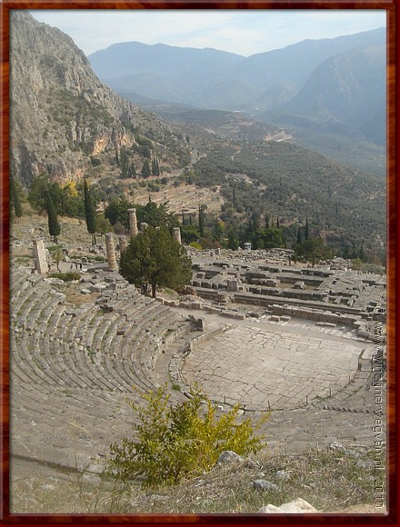 07 Delphi - Tempel van Apollo.JPG