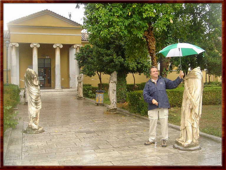 02 Sparta Archeologisch Museum - Griekse beelden smelten in de regen.JPG