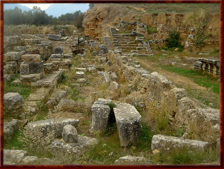 06 Antiek Sparta - Veel van de gebouwen van het Antieke Sparta zijn hergebruikt bij de bouw van Mystrs.JPG