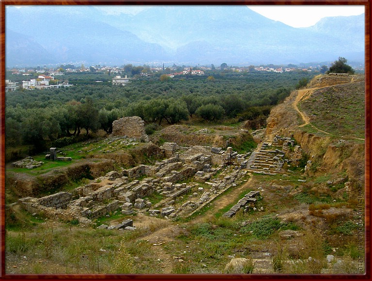 07 Antiek Sparta - Van het theater rest nog de fundering.JPG