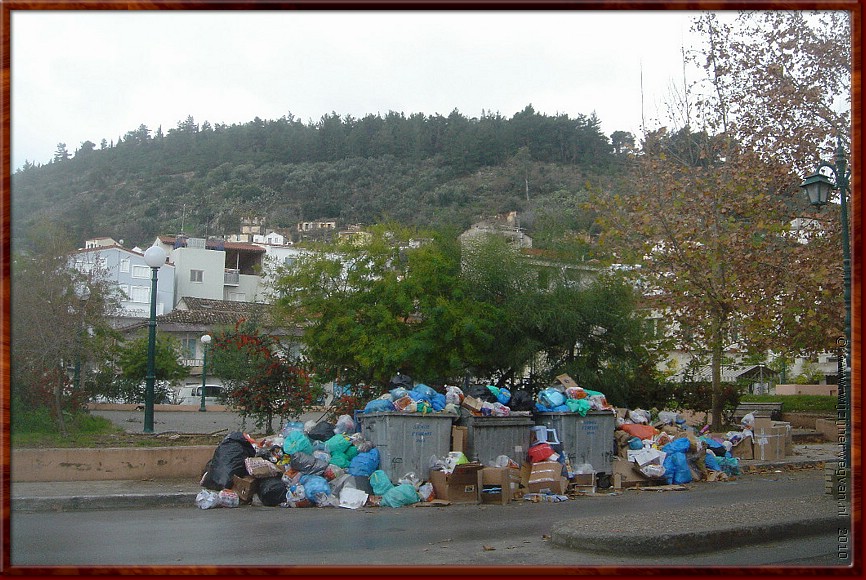 51 Githio - De stad heeft geen vuilnisophaaldienst.jpg