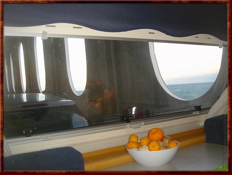 01 Adriatische Zee - Op de boot hebben we zeezicht vanuit de caravan.jpg