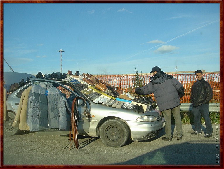 03 Brindisi - Nog niet van de auto gevallen.JPG