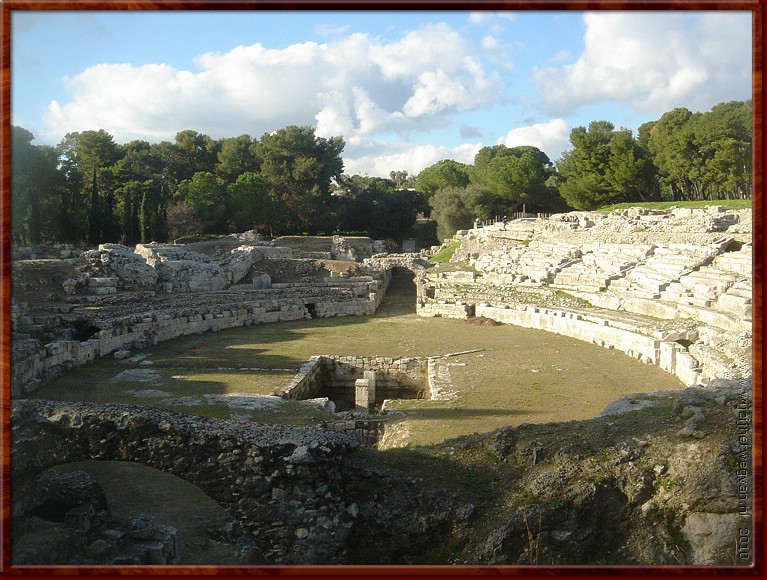 32 Siracusa  - Een enkele keer stuiten we op een Romeins theater.JPG