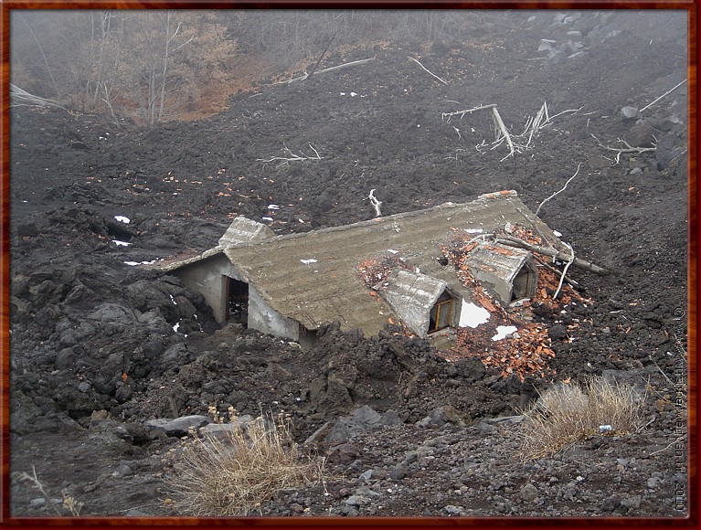 37 Etna - Tja, de voordeur moet wel een nieuw verfje!.jpg