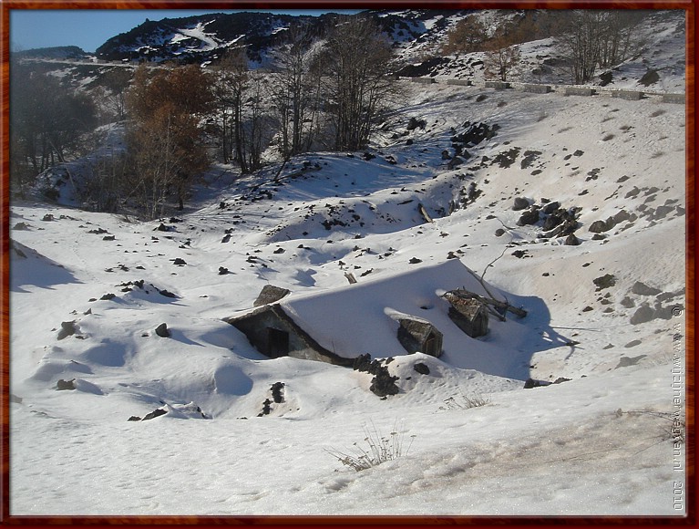 38 Etna 2 weken later - Verdorie, zijn we ook nog ingesneeuwd.JPG