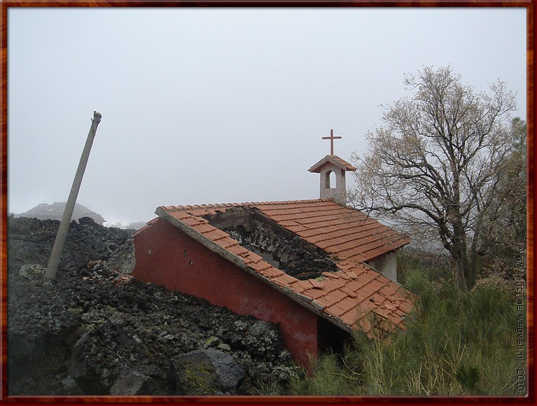 39 De Etna heeft geen ontzag voor de kerk.JPG