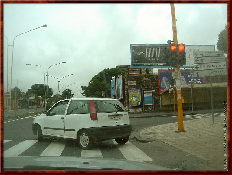 70 Onderweg naar Avola - Zebrapad voor overstekende fiatjes.jpg