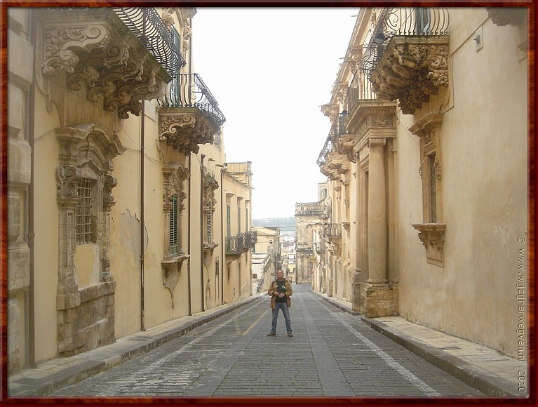 06 Noto - Via di Balcone.jpg