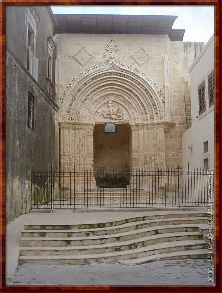 24 Ragusa - Dit portaal van de San Giorgio Vecchio is alles wat nog overbleef na de aardbeving van 1693.JPG