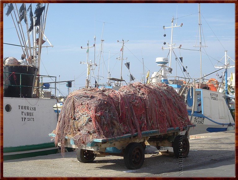 28 Trapani - Net iets te vol.JPG