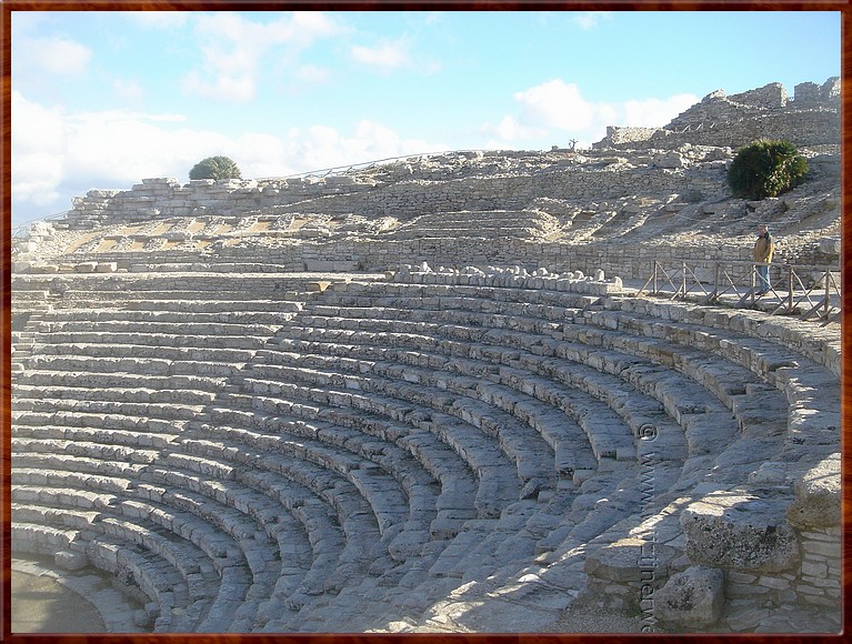 36 Segesta - Verderop een Grieks theater.JPG