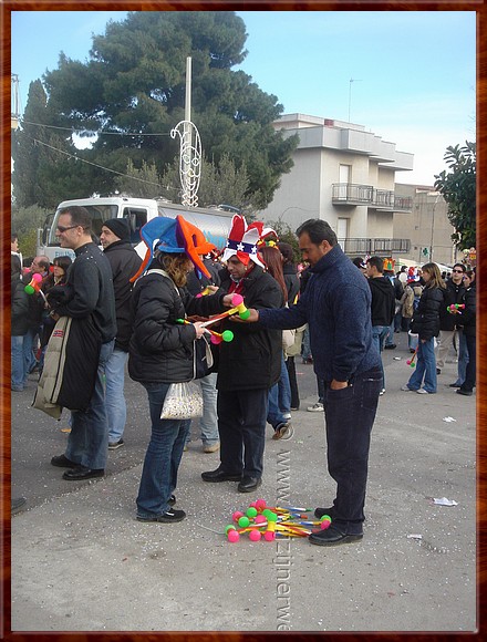 03 Sciacca - Om carnaval te vieren, is het van belang vooraf een plastic hamertje kopen.jpg