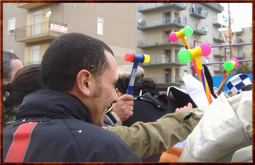 04 Sciacca - Carnaval - Hoeveel lol kun je hebben met een plastic hamertje...jpg