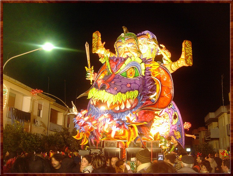 06 Sciacca - Elke avond trekt dezelfde door de stad.jpg