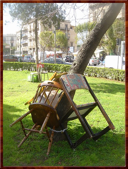 17a Palermo - Op wie wachten deze stoelen....jpg