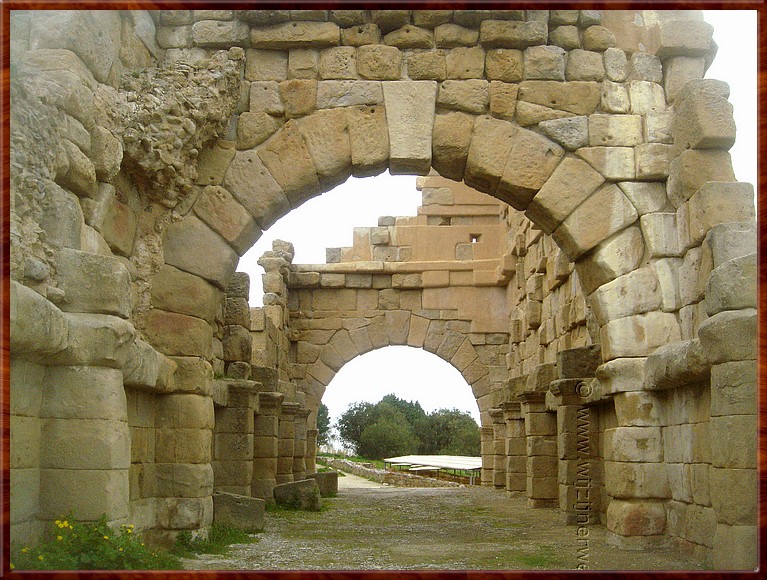 05 Tindari - Tyndaris - Basilica.jpg