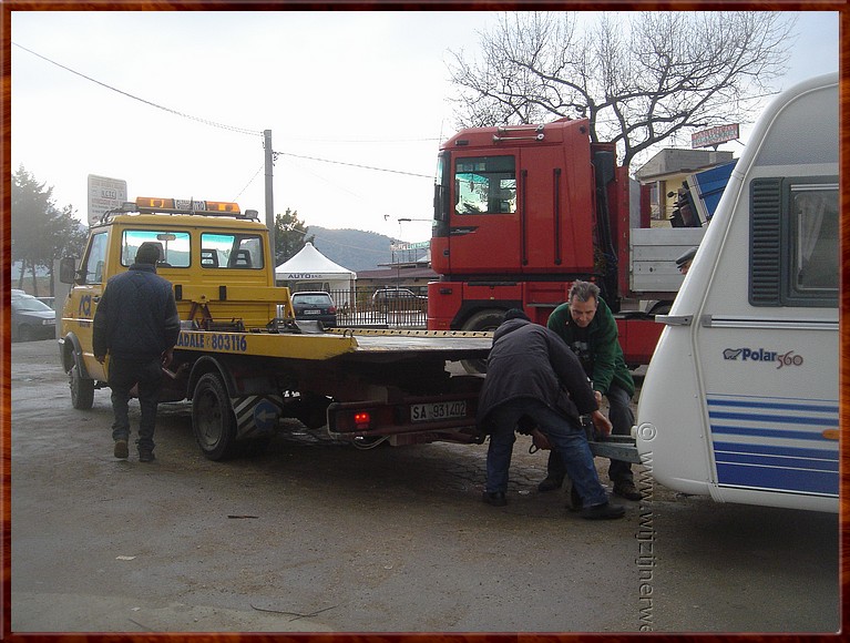 07 Sicignano degli Alburni - Caravan wordt gesleept naar het volgende adres ...JPG