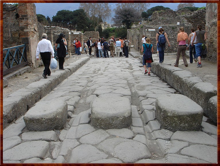 30 Pompei - Eeuwenoude uitgesleten karrensporen.jpg