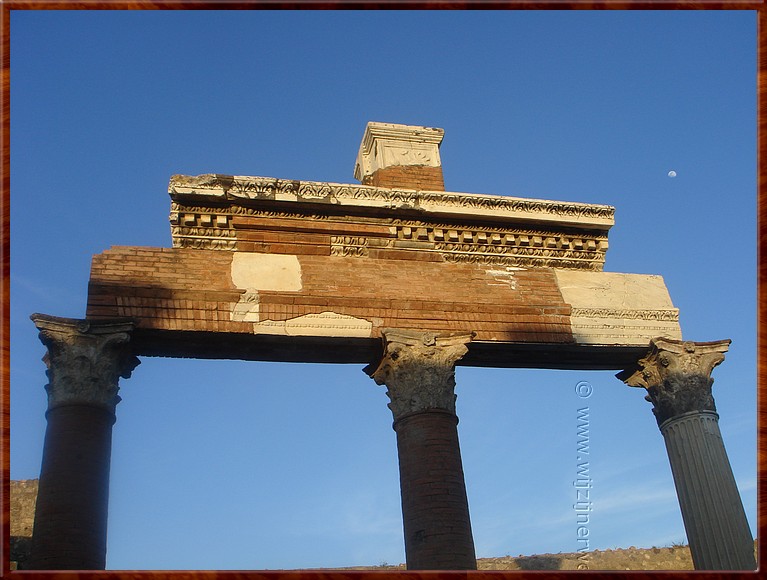 38 Pompei - Forum met zon en maan.JPG