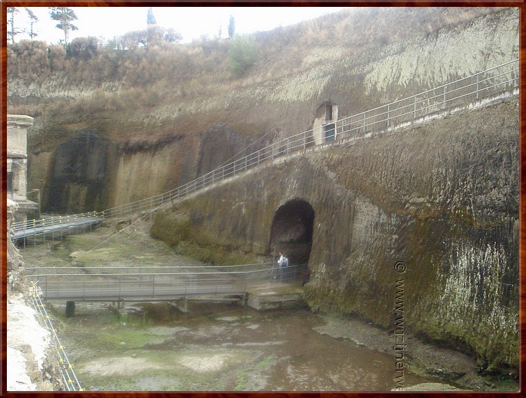 48 Herculaneum - Niet zomaar een laag ... Een modderlaag van 16 meter hoog!.JPG