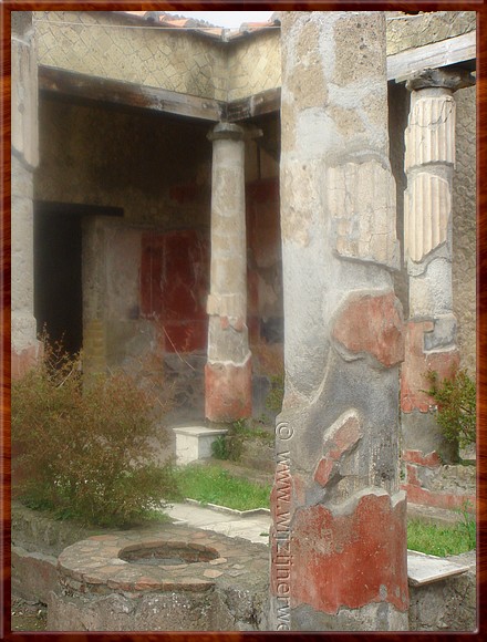 56 Herculaneum - Huis met Corintisch Atrium.JPG