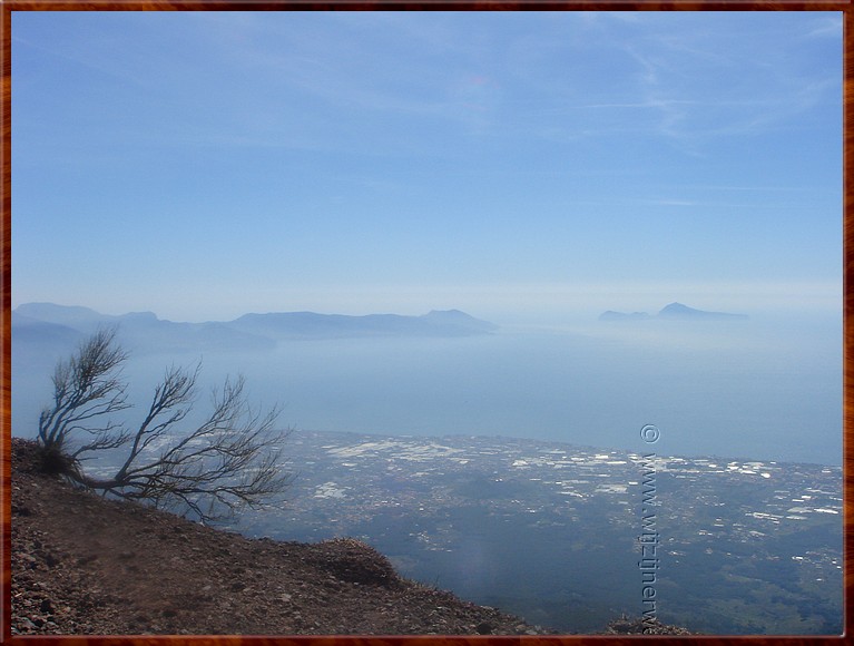 59 Vesuvius - De top met uitzicht over Golf van Napels.JPG