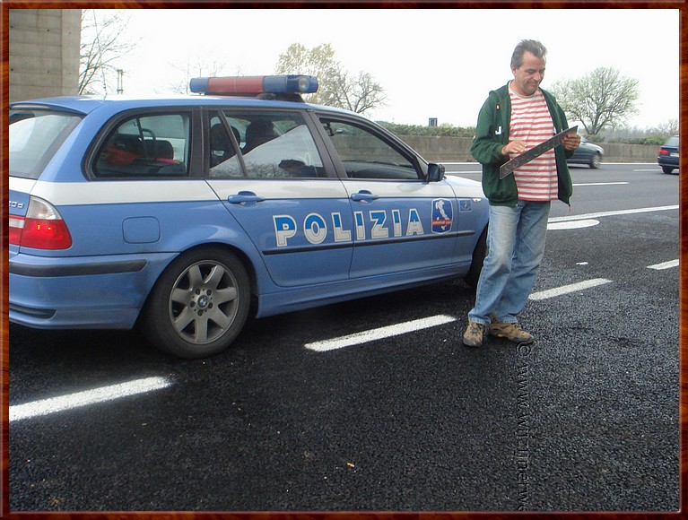 05 Autostrada del Sole (A1) - ... en nog 5 minuten later brengt de politie ons het nummerbord .JPG