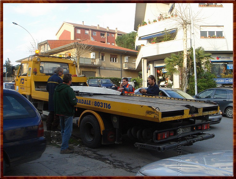 07 Ceprano -  ... en brengt ons naar een garage in de buurt....JPG