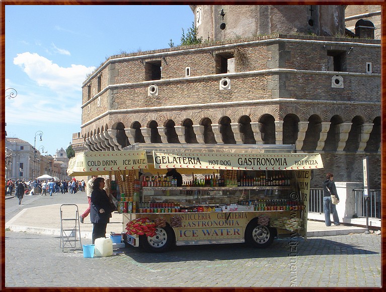 006 Rome - Castel Sant'Angelo (Engelenburcht) met Romeinse snackbar.JPG