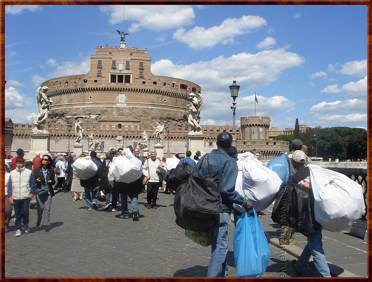 007 Rome - Ponte Sant'Angelo - Ambulante handel.JPG