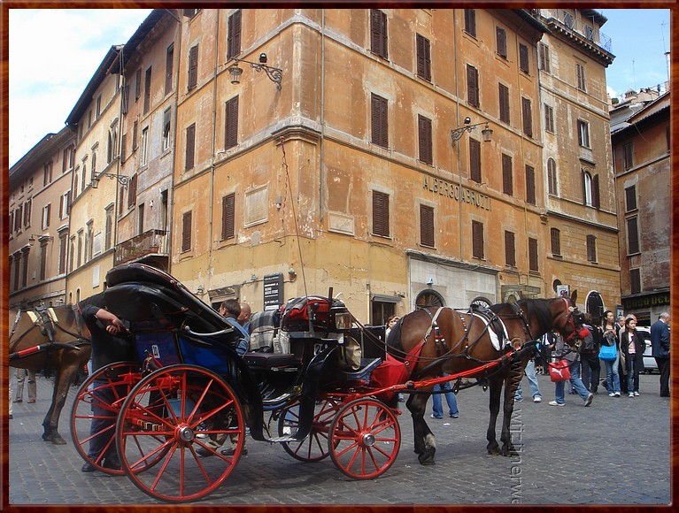 010 Rome - Piazza della Rotonda - Romeinse strijdwagen.jpg