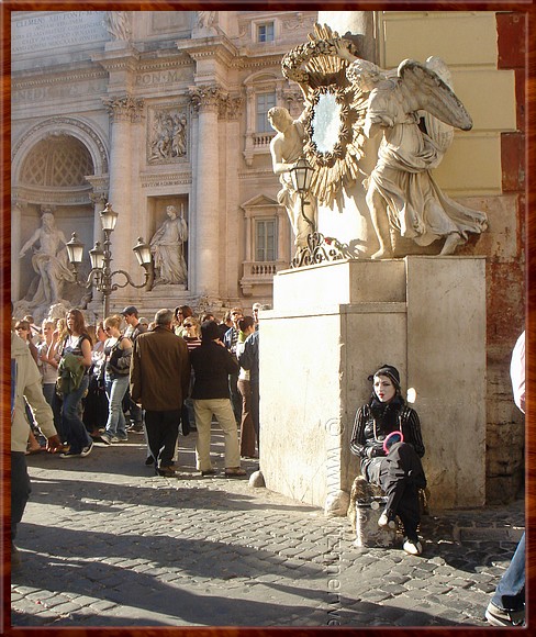 015 Rome - Piazza di Trevi -  Jullie beurt als standbeeld, engelvrienden. Ik ben er effe moe van.jpg