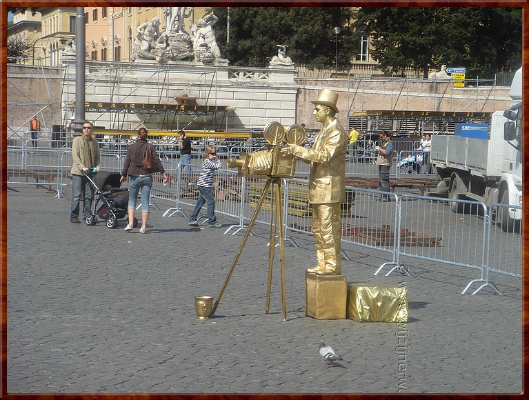 017 Rome - Piazza del Popolo - Gaat voor de Gouden Leeuw.JPG