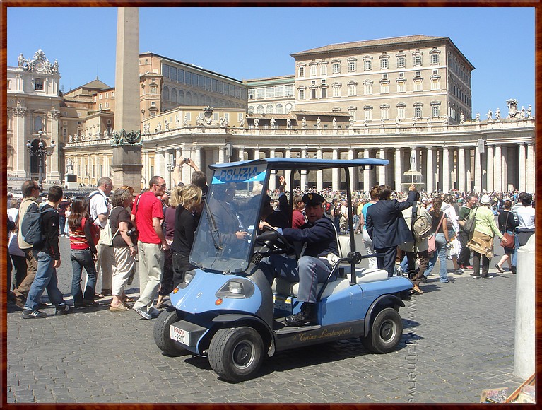 021 Vaticaan - Sint Pieter plein - Italian style - Polizia in Lamborghini.jpg