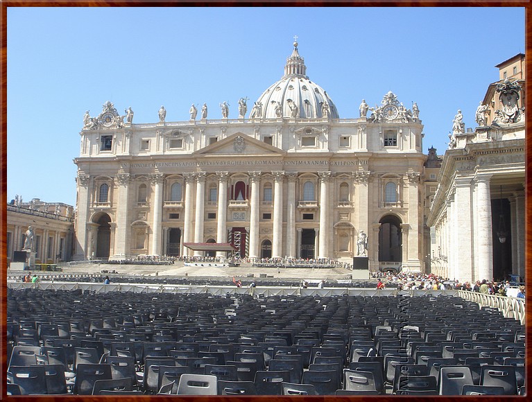 023 Vaticaan - St Pieter Plein - Daags voor Pasen. Alles staat klaar voor de Urbi.JPG